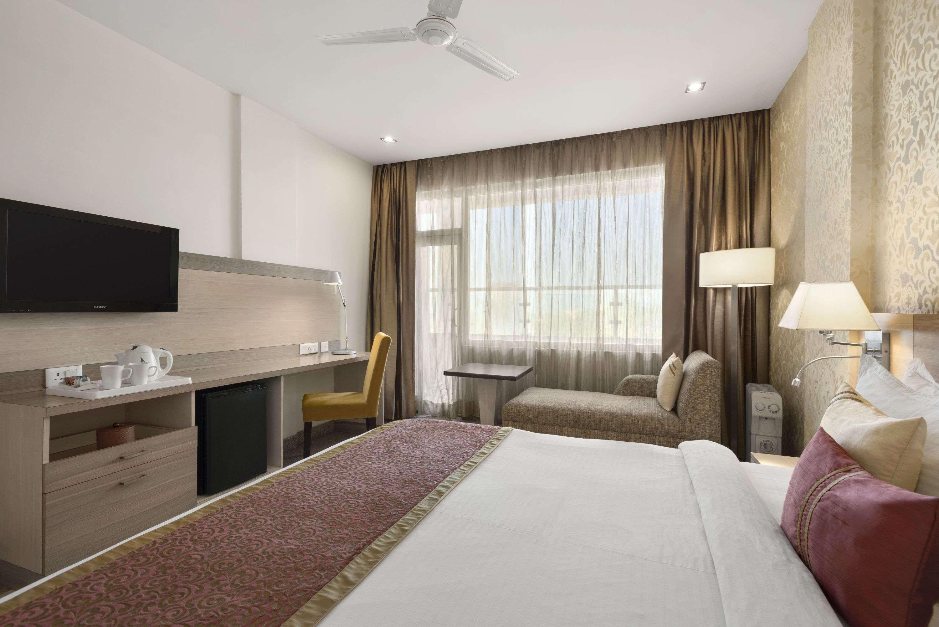 Days Hotel By Wyndham Neemrana Bagian luar foto