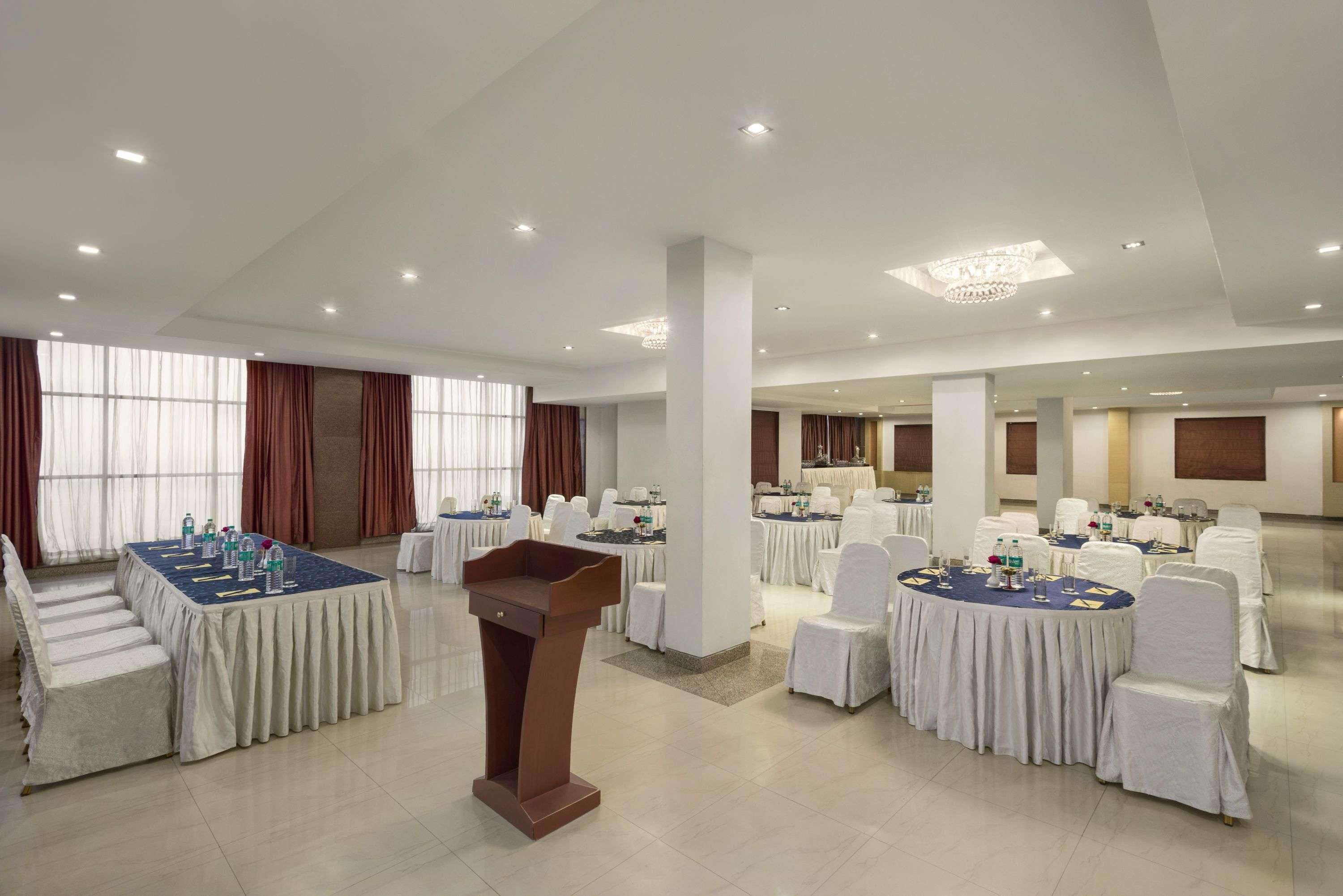Days Hotel By Wyndham Neemrana Bagian luar foto