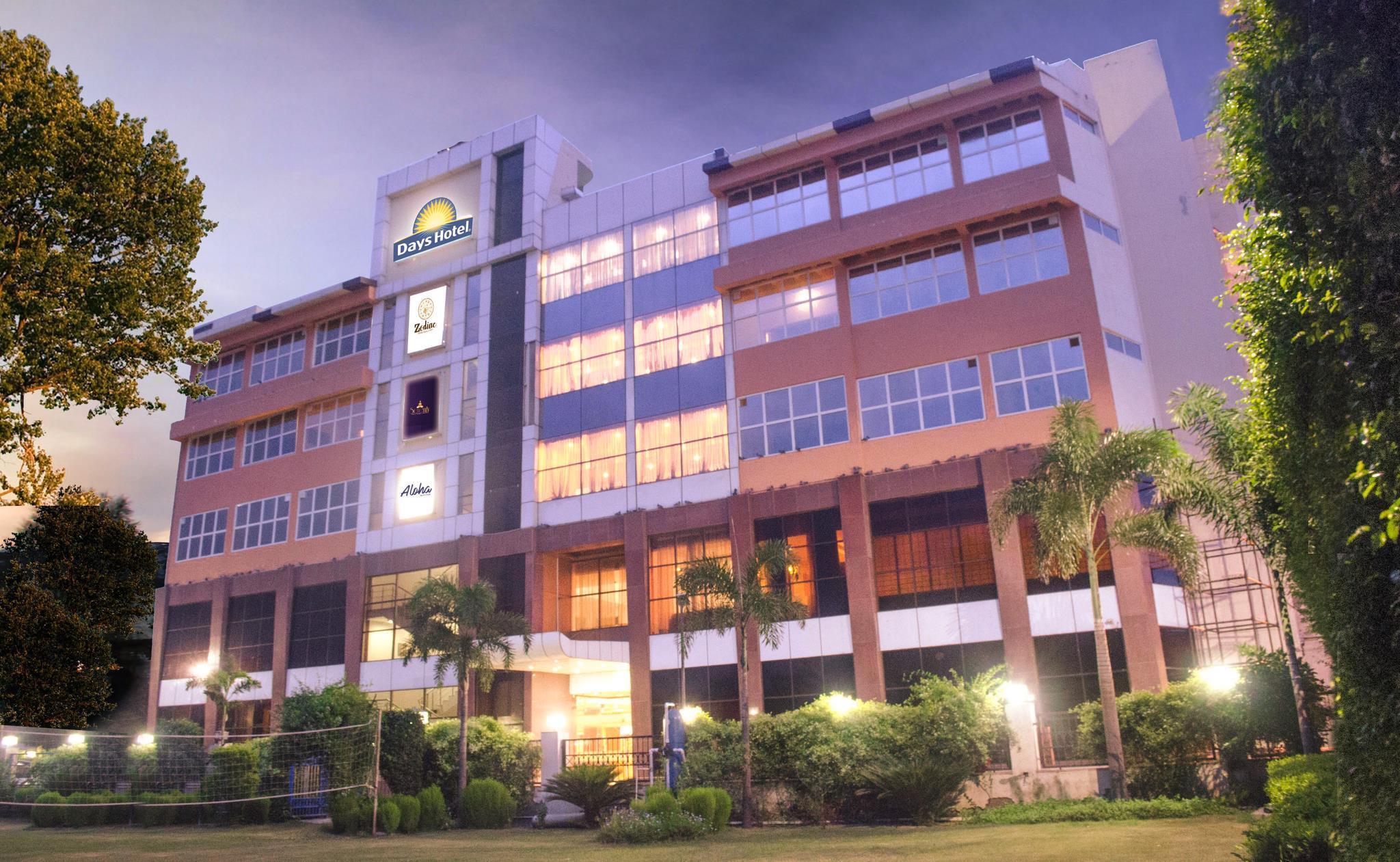 Days Hotel By Wyndham Neemrana Bagian luar foto