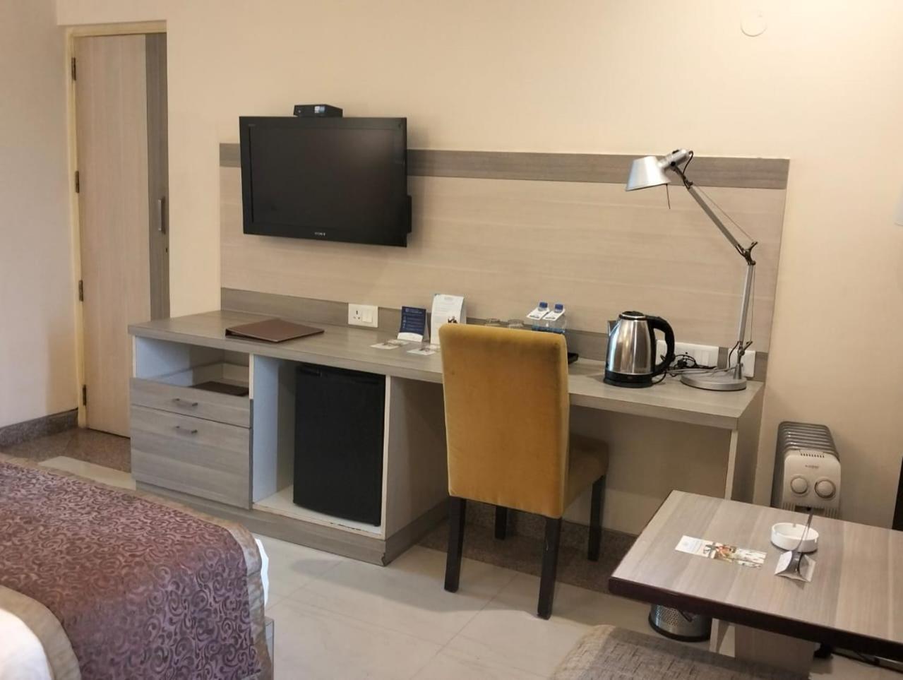 Days Hotel By Wyndham Neemrana Bagian luar foto
