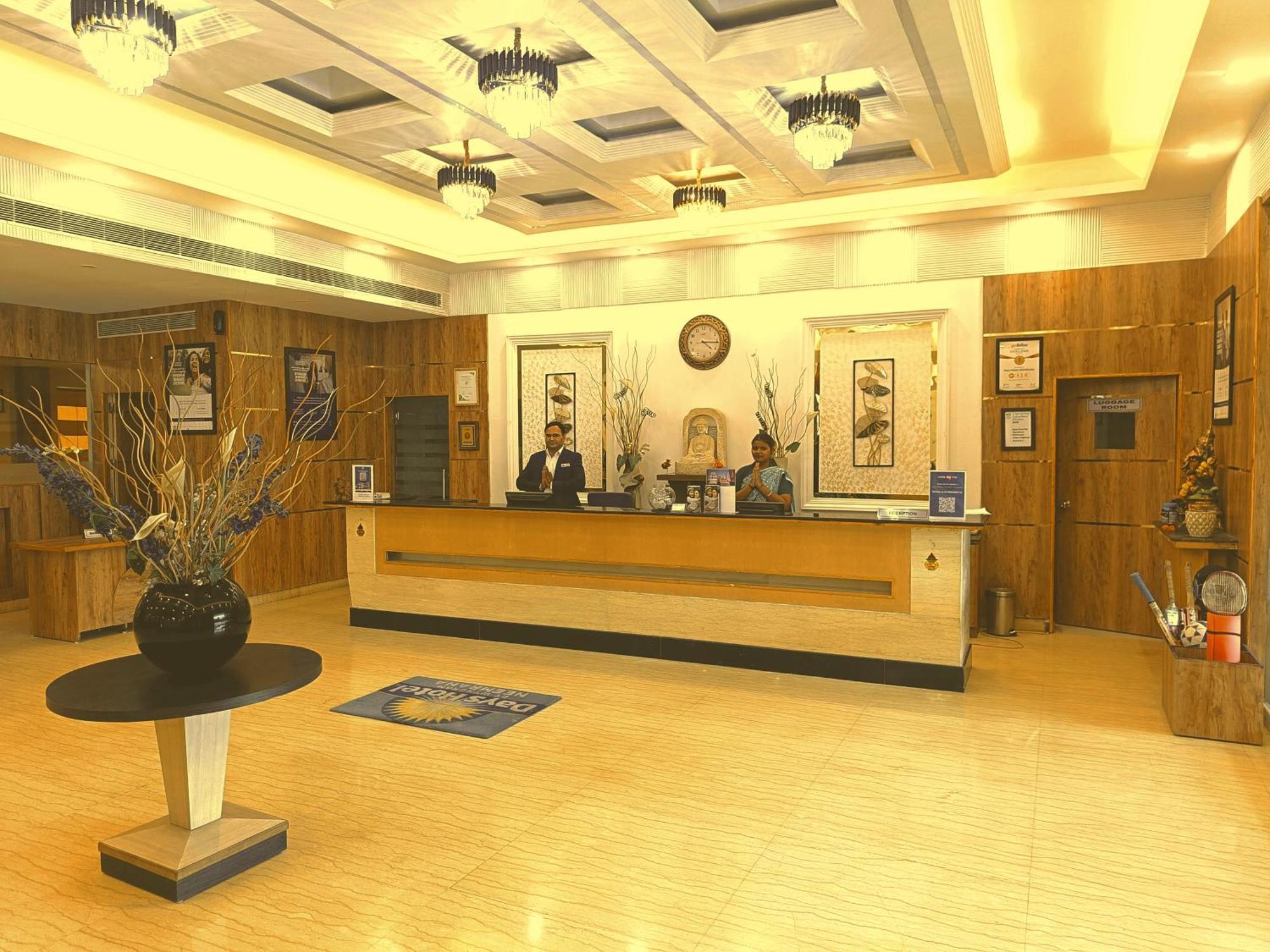 Days Hotel By Wyndham Neemrana Bagian luar foto