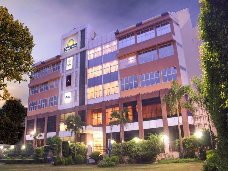 Days Hotel By Wyndham Neemrana Bagian luar foto